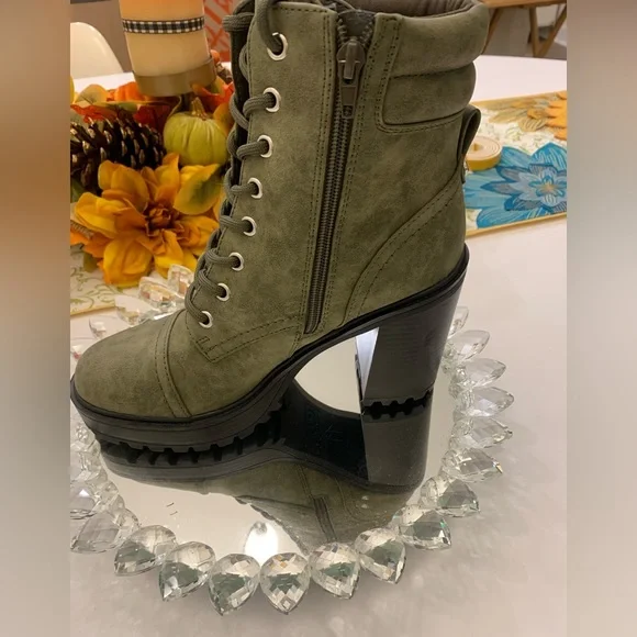 Guess women’s green suede boots size 8 - Picture 3 of 11